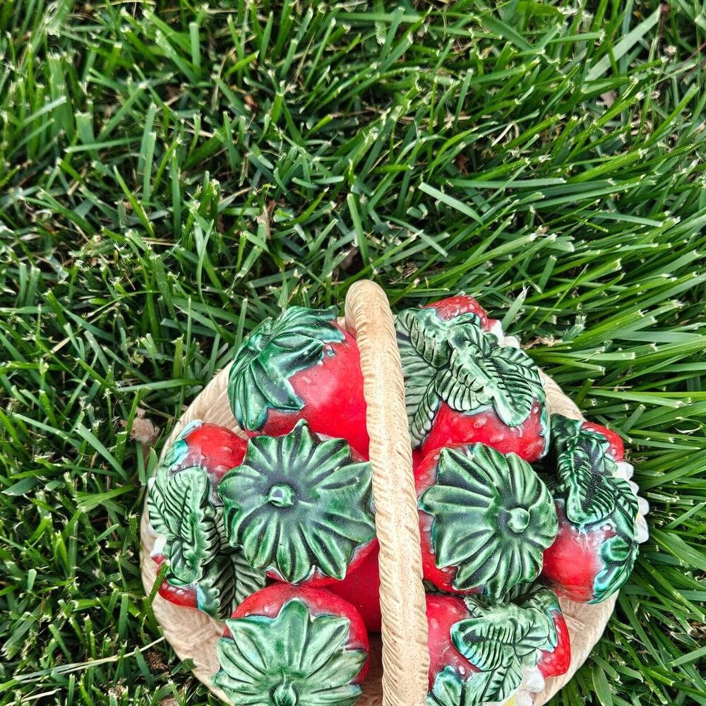 vintage cottagecore coquette ceramic strawberry basket - Picture 4 of 6